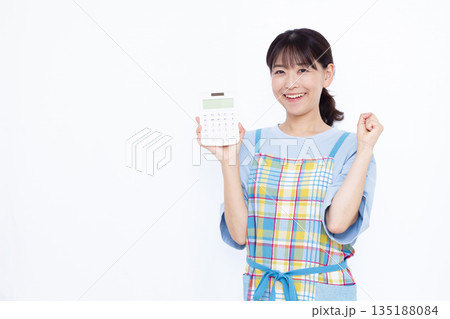 電卓を持ってガッツポーズをしている主婦 135188084