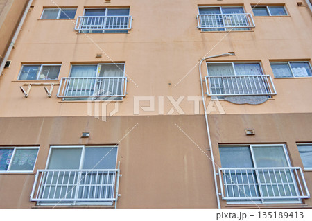 郊外の古い団地の外観。日本の住宅事情 135189413
