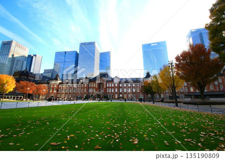 秋の朝陽に照らされた中央停車場… 赤煉瓦の美しい駅舎『東京駅』 135190809