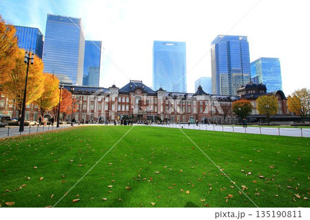 秋の朝陽に照らされた中央停車場… 赤煉瓦の美しい駅舎『東京駅』 135190811