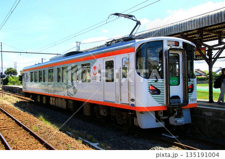 縁の糸を求め八雲立つ出雲の地へ…ばたでん『一畑電鉄』川跡駅に停車する7000系 縁の糸を求め八雲立つ出雲の地へ…ばたでん『一畑電鉄』川跡駅に停車する7000系 135191004