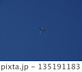 青空を飛ぶ旅客機 135191183