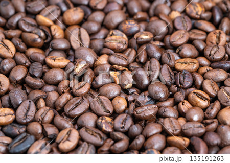 Ideal espresso shot display, Highquality glossy coffee beans for barista commercial use, Closeup shot of glossy dark roasted coffee beans perfect for advertising and branding 135191263