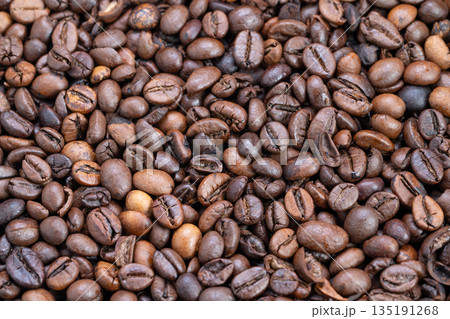 Roasted beans ready for brewing, Freshly roasted coffee beans under natural illumination, Arranged coffee beans with oily surface and rich color in natural light 135191268