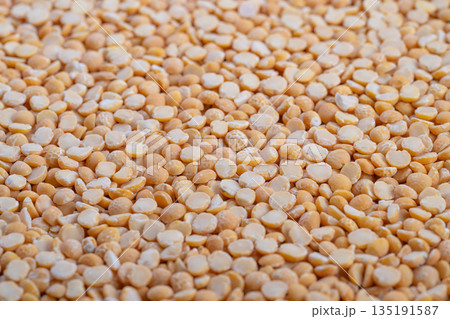 Ecofriendly bulk pea grains, Sustainable and nutritious yellow pea kernels, Bulk yellow pea kernels providing plantbased protein and ecological packaging options 135191587