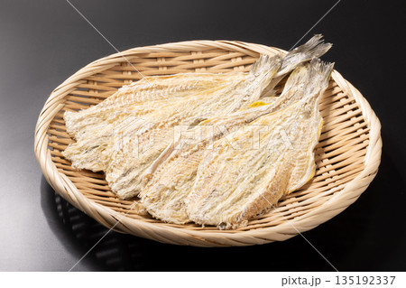 ［北海道産］開き　こまい　魚介乾製品 135192337