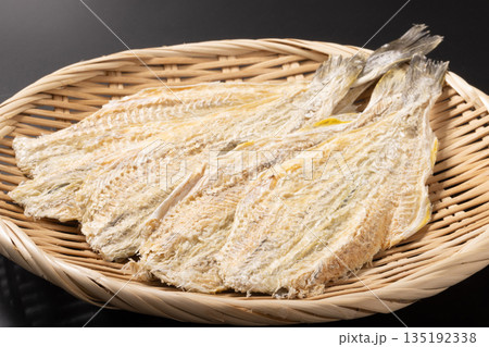 ［北海道産］開き　こまい　魚介乾製品 135192338