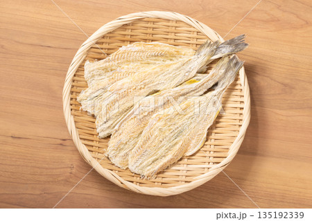［北海道産］開き　こまい　魚介乾製品 135192339