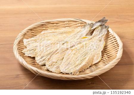 ［北海道産］開き　こまい　魚介乾製品 135192340