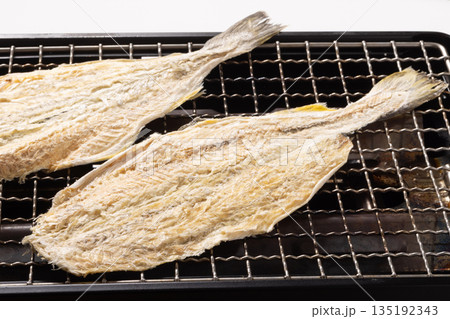 ［北海道産］開き　こまい　魚介乾製品 135192343