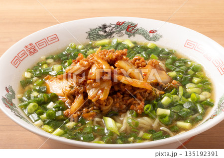 豚キムチ ネギラーメン 豚キムチ ネギラーメン 135192391