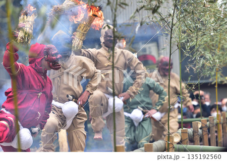 長田神社古式追儺式　鬼が踊る 135192560