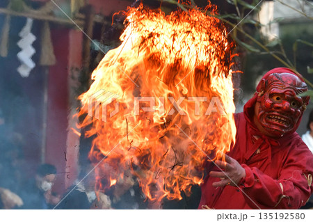 長田神社古式追儺式　松明を持つ赤鬼 135192580