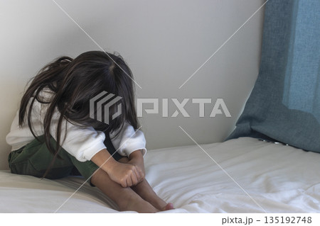 体操座りで顔を伏せる女の子のイメージ（5歳、日本人、顔無し） 135192748