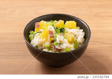さつまいも 蕪の葉 炊き込みご飯 さつまいも 蕪の葉 炊き込みご飯 135192784