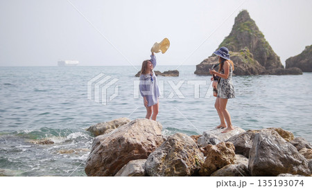 Friends playing music enjoying summer beach vacation 135193074