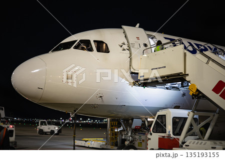 夜のイスタンブール空港飛行機とタラップ 夜のイスタンブール空港飛行機とタラップ 135193155