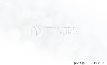 ふんわりキラキラ背景　白色グレー　玉ボケぼかしグラデーション 135193434