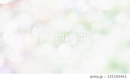 ふんわりキラキラ背景　新緑色　玉ボケぼかしグラデーション 135193441