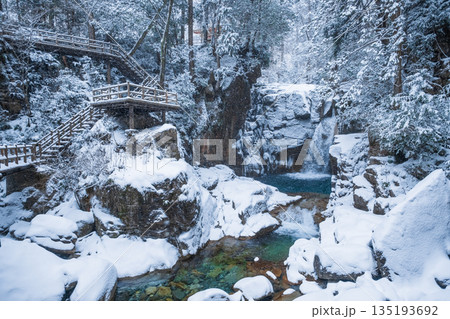 夕森渓谷（冬）：竜神の滝 135193692