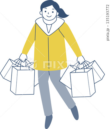 多数のショッピングバッグを持って歩く若い女性 多数のショッピングバッグを持って歩く若い女性 135193772