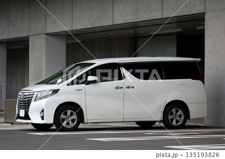 白い高級ミニバン イメージ 白い高級ミニバン イメージ 135193826