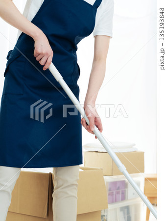 片付けと掃除をする女性 片付けと掃除をする女性 135193848