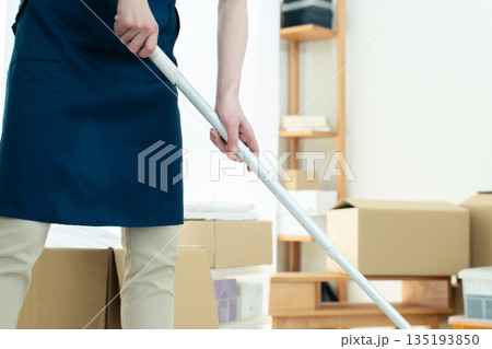片付けと掃除をする女性 135193850