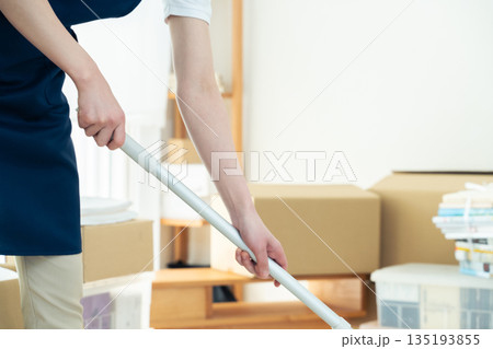 片付けと掃除をする女性 135193855