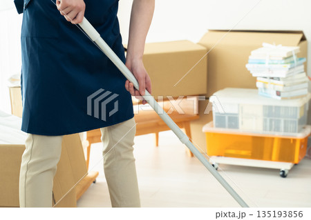 片付けと掃除をする女性 片付けと掃除をする女性 135193856