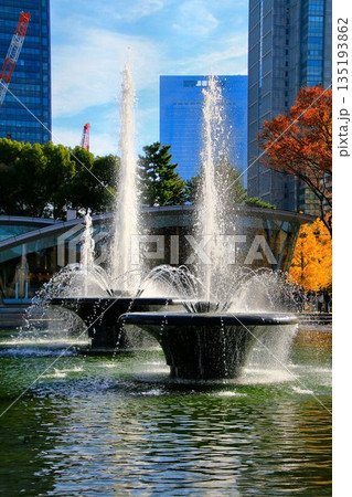 『一丁倫敦』と称された街並みを背に…  陽に輝く噴水【和田倉噴水公園】 135193862