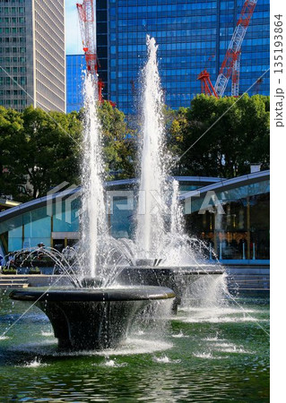 『一丁倫敦』と称された街並みを背に… 陽に輝く噴水【和田倉噴水公園】 『一丁倫敦』と称された街並みを背に… 陽に輝く噴水【和田倉噴水公園】 135193864