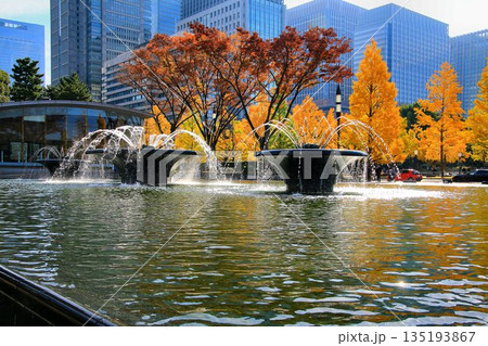 『一丁倫敦』と称された街並みを背に… 陽に輝く噴水【和田倉噴水公園】 『一丁倫敦』と称された街並みを背に… 陽に輝く噴水【和田倉噴水公園】 135193867