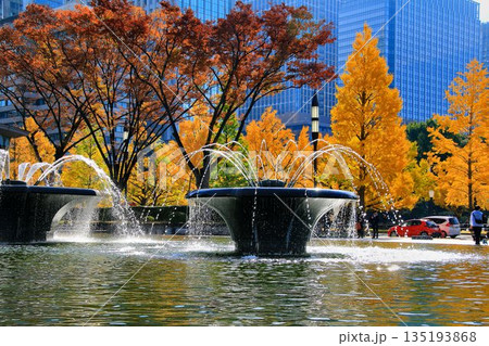 『一丁倫敦』と称された街並みを背に…  陽に輝く噴水【和田倉噴水公園】 135193868