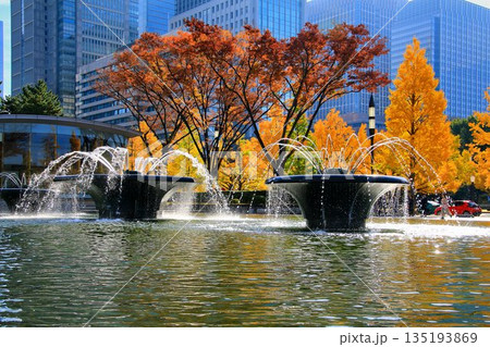 『一丁倫敦』と称された街並みを背に… 陽に輝く噴水【和田倉噴水公園】 『一丁倫敦』と称された街並みを背に… 陽に輝く噴水【和田倉噴水公園】 135193869