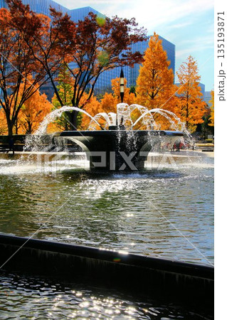 『一丁倫敦』と称された街並みを背に…  陽に輝く噴水【和田倉噴水公園】 135193871