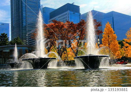 『一丁倫敦』と称された街並みを背に…  陽に輝く噴水【和田倉噴水公園】 135193881