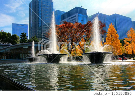 『一丁倫敦』と称された街並みを背に…  陽に輝く噴水【和田倉噴水公園】 135193886