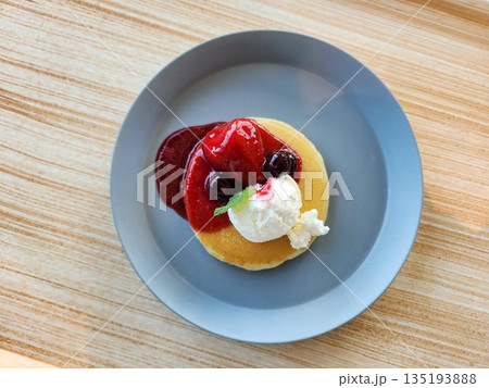 苺とクリームチーズのパンケーキ 苺とクリームチーズのパンケーキ 135193888
