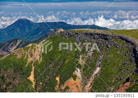 八ヶ岳連峰・横岳から見る硫黄岳山頂と蓼科山 八ヶ岳連峰・横岳から見る硫黄岳山頂と蓼科山 135193911