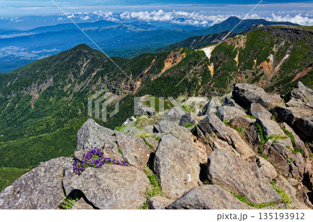 八ヶ岳連峰・横岳から見る硫黄岳・蓼科山・霧ヶ峰 135193912