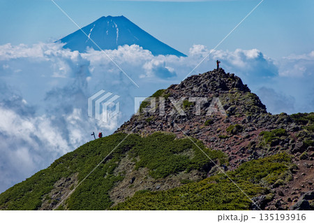 八ヶ岳連峰・横岳から見る三叉峰と富士山 八ヶ岳連峰・横岳から見る三叉峰と富士山 135193916