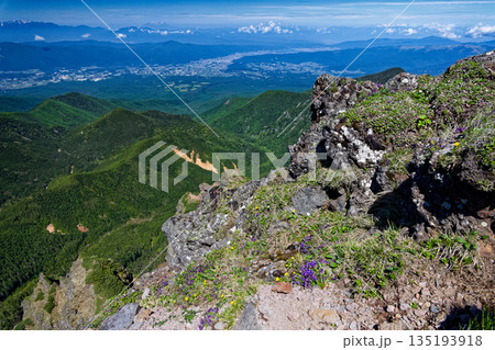 八ヶ岳連峰・横岳から見る諏訪湖と中央アルプス・御嶽・北アルプス 八ヶ岳連峰・横岳から見る諏訪湖と中央アルプス・御嶽・北アルプス 135193918