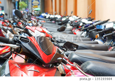 ベトナムの街中に停めてある大量のバイク 135193984