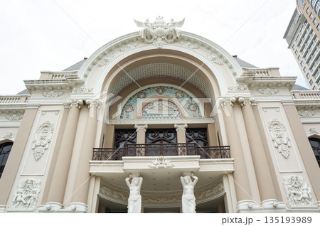 ベトナムの都会の街中にたつヨーロッパ調の外観をした建物 ベトナムの都会の街中にたつヨーロッパ調の外観をした建物 135193989