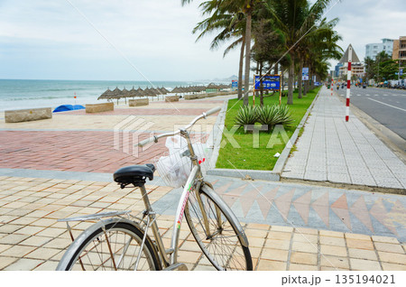 ダナンにあるミーケビーチの前に停めてある自転車 135194021