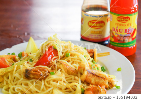 ベトナムのとある町のレストランで提供された辛い麺料理 ベトナムのとある町のレストランで提供された辛い麺料理 135194032