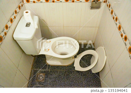 便座と蓋がはずれてしまっているトイレの便器 135194041