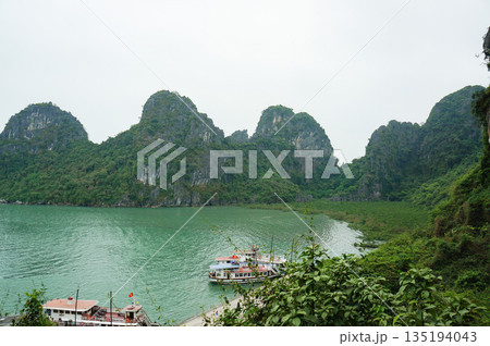 ベトナムの首都ハノイから郊外に少し出たところにある世界遺産ハロン湾 135194043