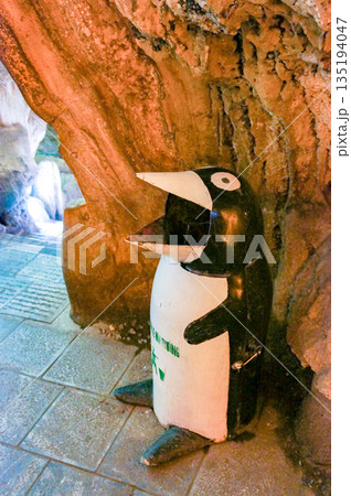 世界遺産ハロン湾の鍾乳洞の入口に設置してあるペンギンの形をしたゴミ箱 135194047